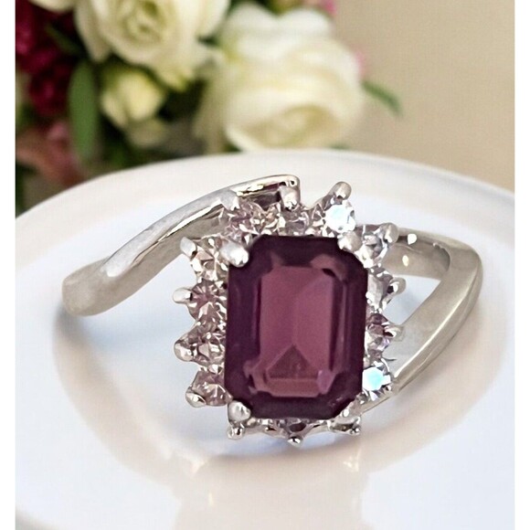 Vintage Ring Size 8 Purple Austrian Crystal  Mid-Century MCM 14KT Gold Plate 6L - Picture 1 of 5